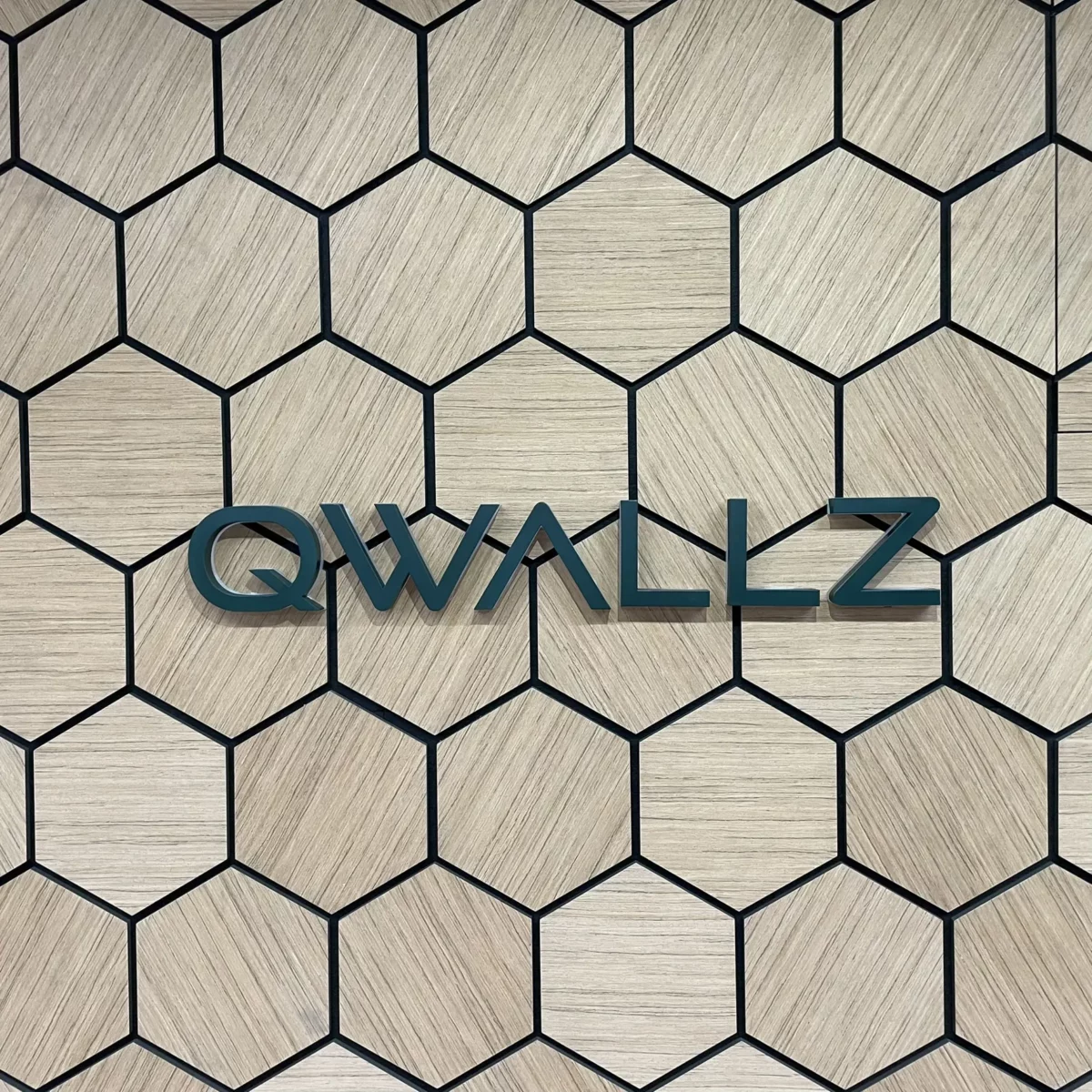 qwallz_hexagon_logo_hatszog_falpanel