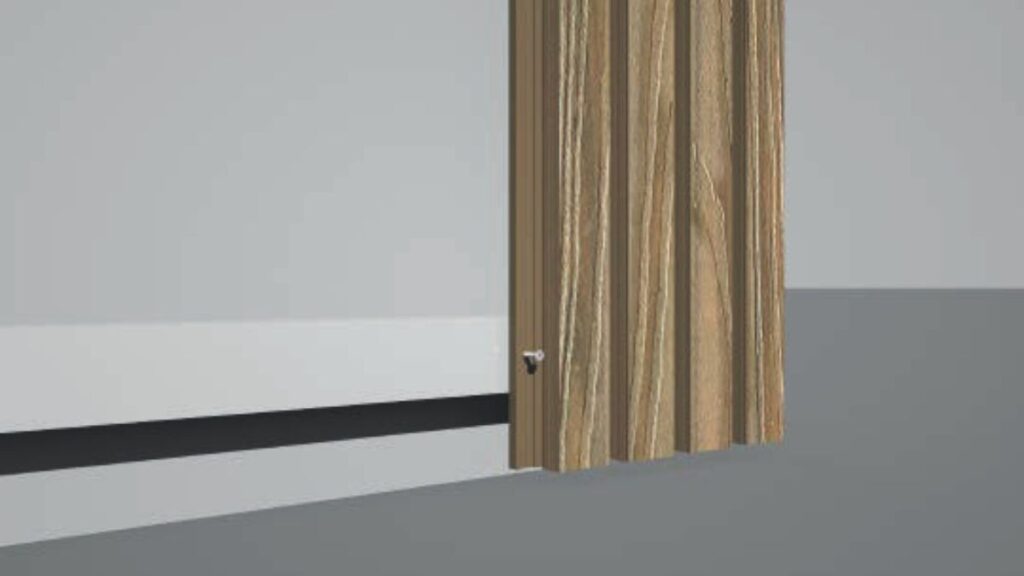 Kültéri WPC falburkolat első paneljének rögzítése alátétprofilra, csavarozással és dilatációs hézag kialakításával.