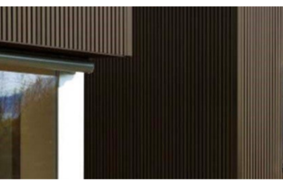 Leo kültéri WPC falburkolat homlokzati részlet ablak környezetében, lamellás felülettel.