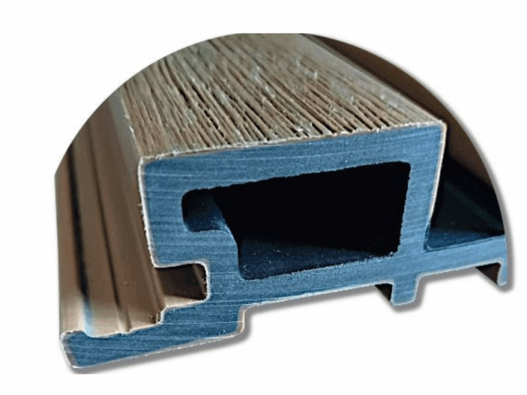 Koextrudált kültéri WPC falburkolat profil keresztmetszete, cap layer felületvédelemmel és üregkamrás kialakítással.