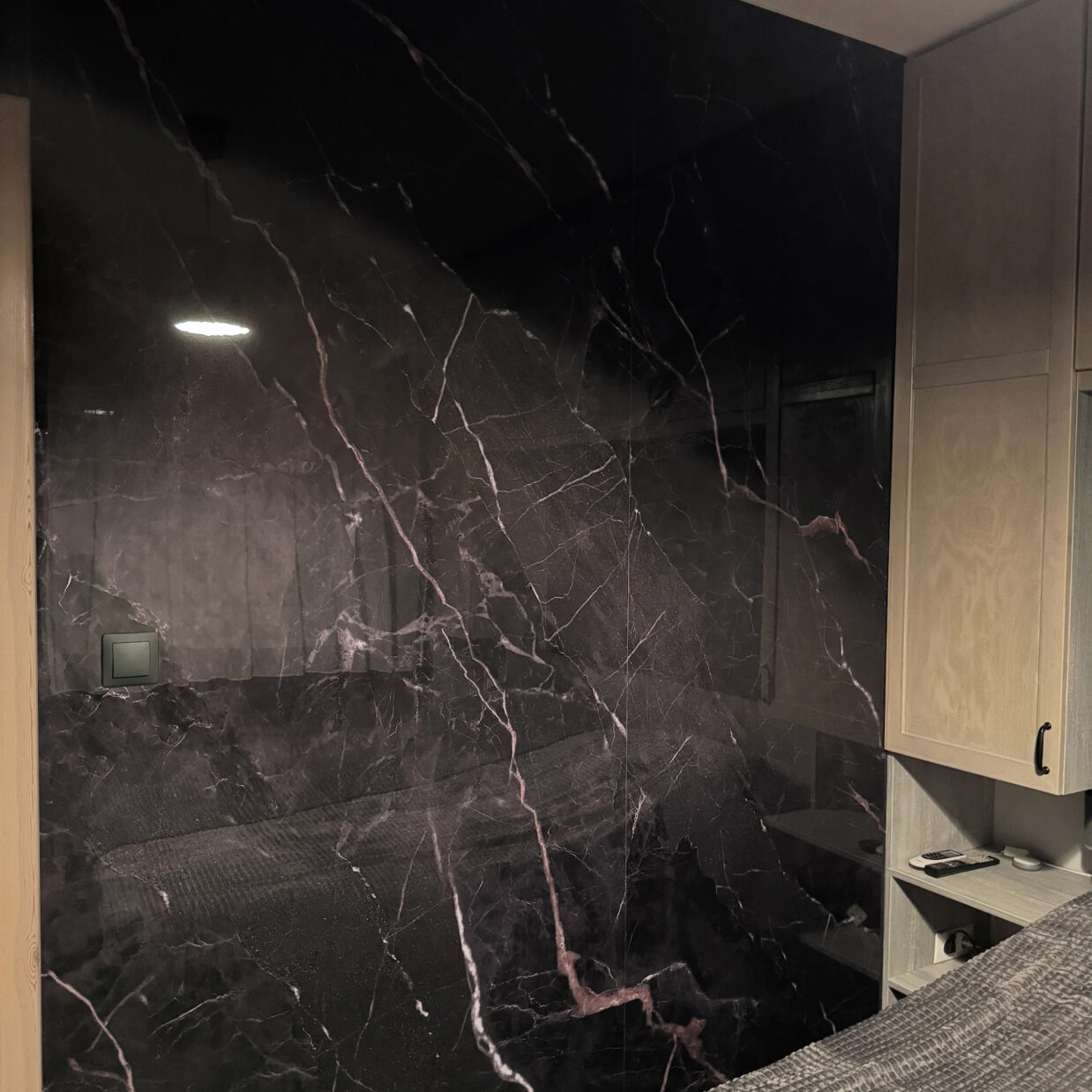 Végteleníthető márvány falpanel Infinity 9075-X