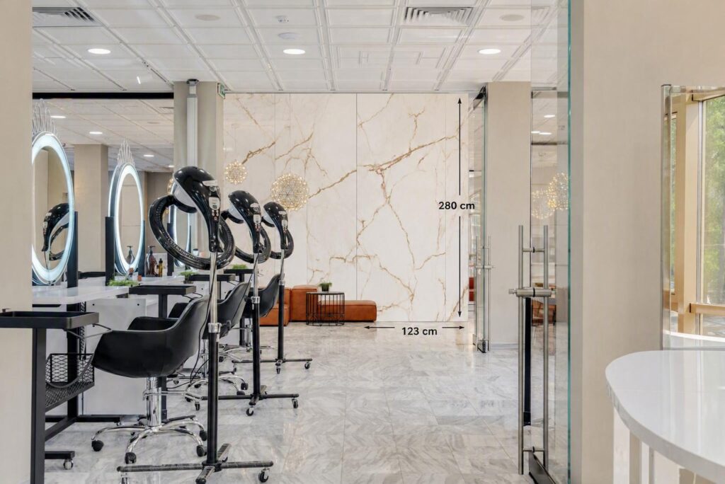 Modern szépségszalon márványhatású SPC falpanelekkel – prémium megjelenés, könnyen tisztítható felület és nagyméretű (123 × 280 cm) panelek a letisztult összhatásért.