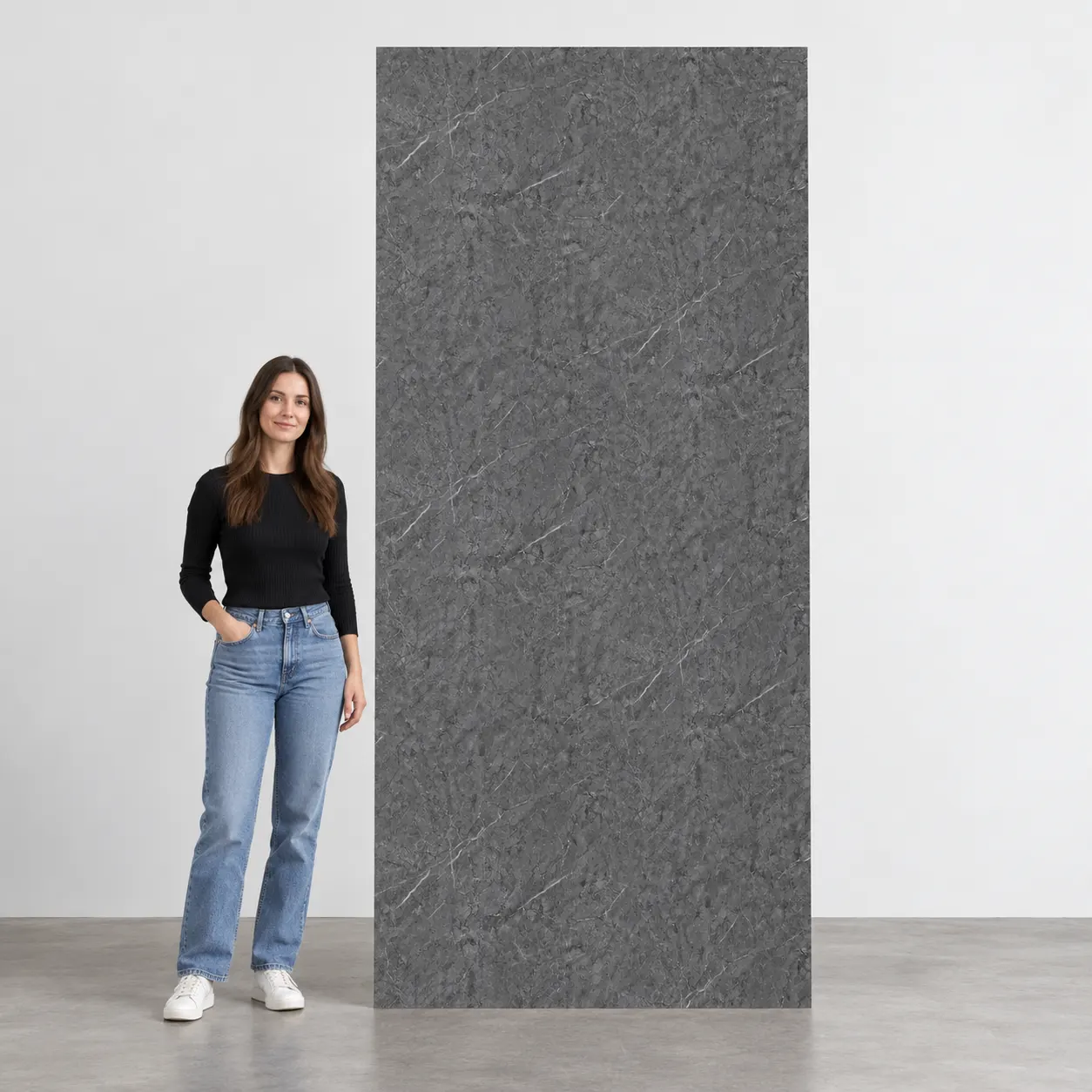 Silver Stone SM-8009 SPC falpanel méretaránya felnőtt ember mellett