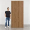 120 × 280 cm-es Wood Series MX05 fahatású falpanel méretaránya felnőtt ember mellett