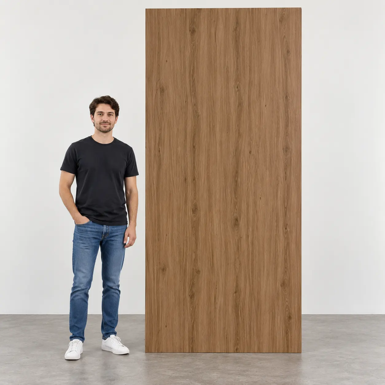 120 × 280 cm-es Wood Series MX05 fahatású falpanel méretaránya felnőtt ember mellett