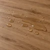 Vízálló Wood Series MX05 fahatású falpanel felülete vízcseppekkel